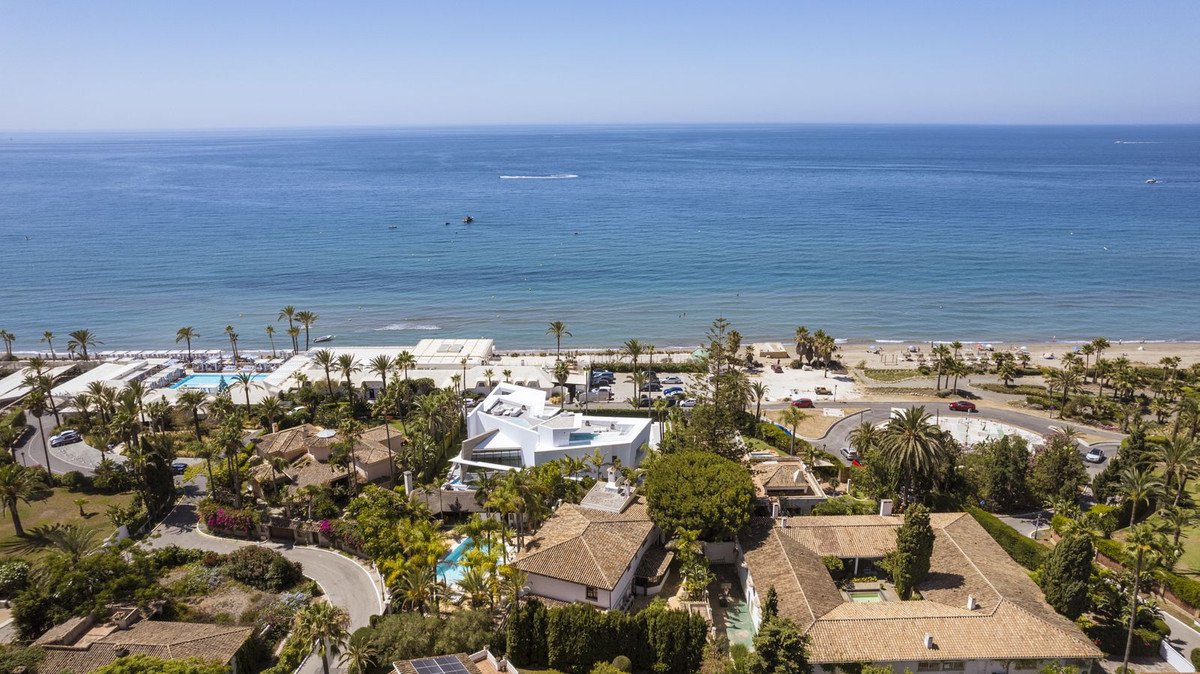 5 Bed Detached Villa in Los Monteros