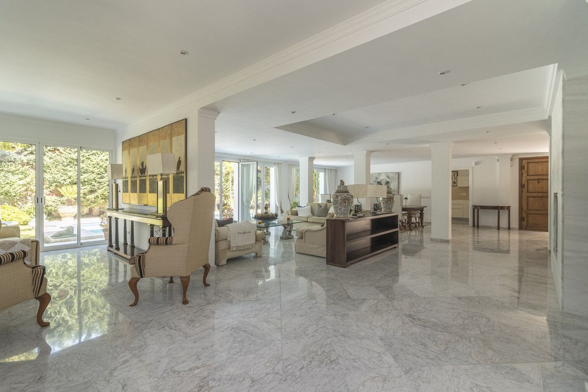 5 Bed Detached Villa in Los Monteros