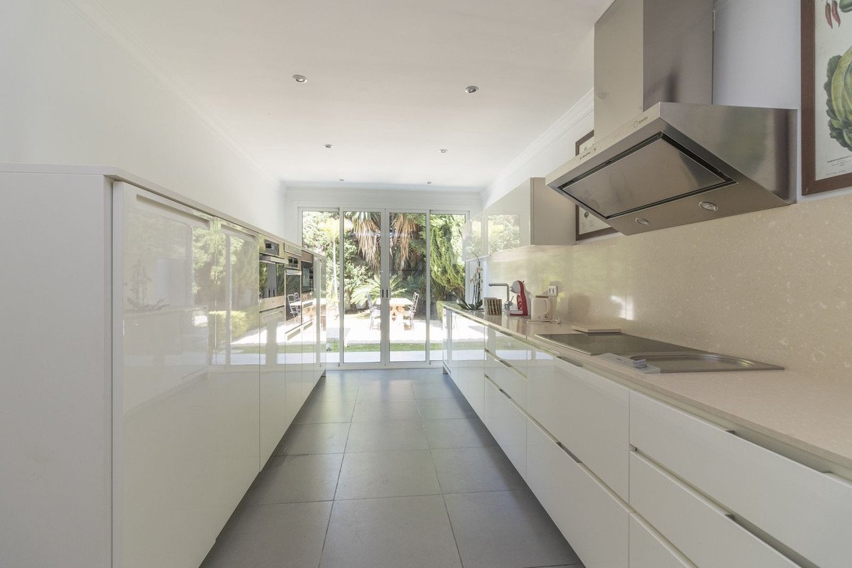 5 Bed Detached Villa in Los Monteros