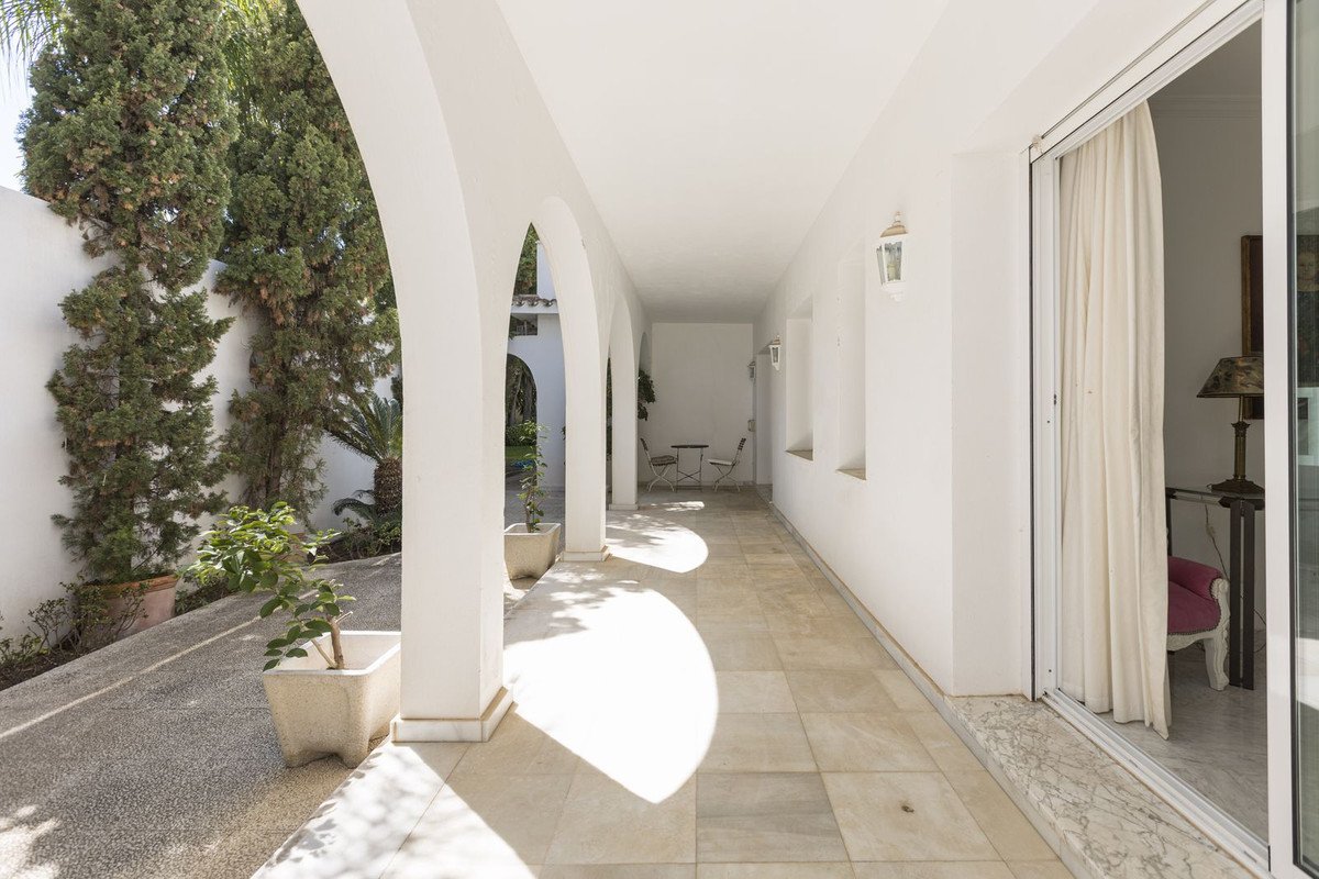 5 Bed Detached Villa in Los Monteros