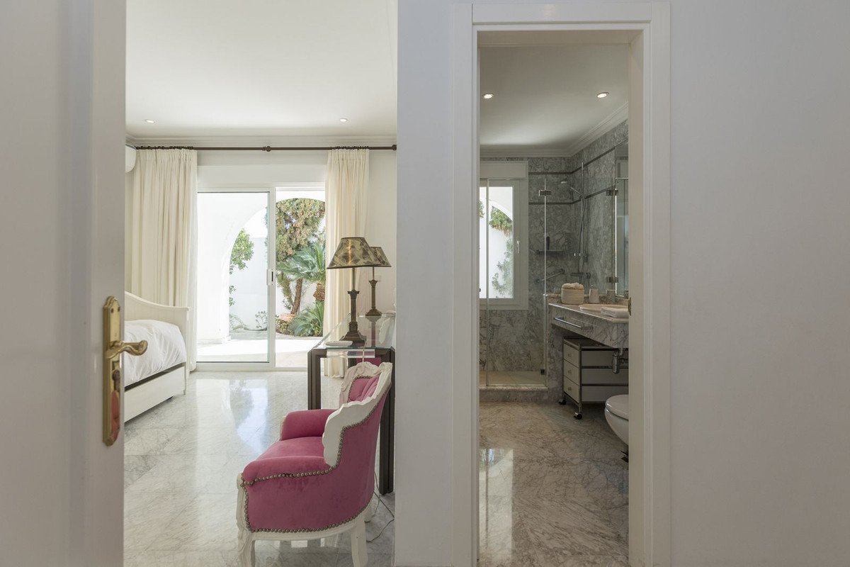 5 Bed Detached Villa in Los Monteros
