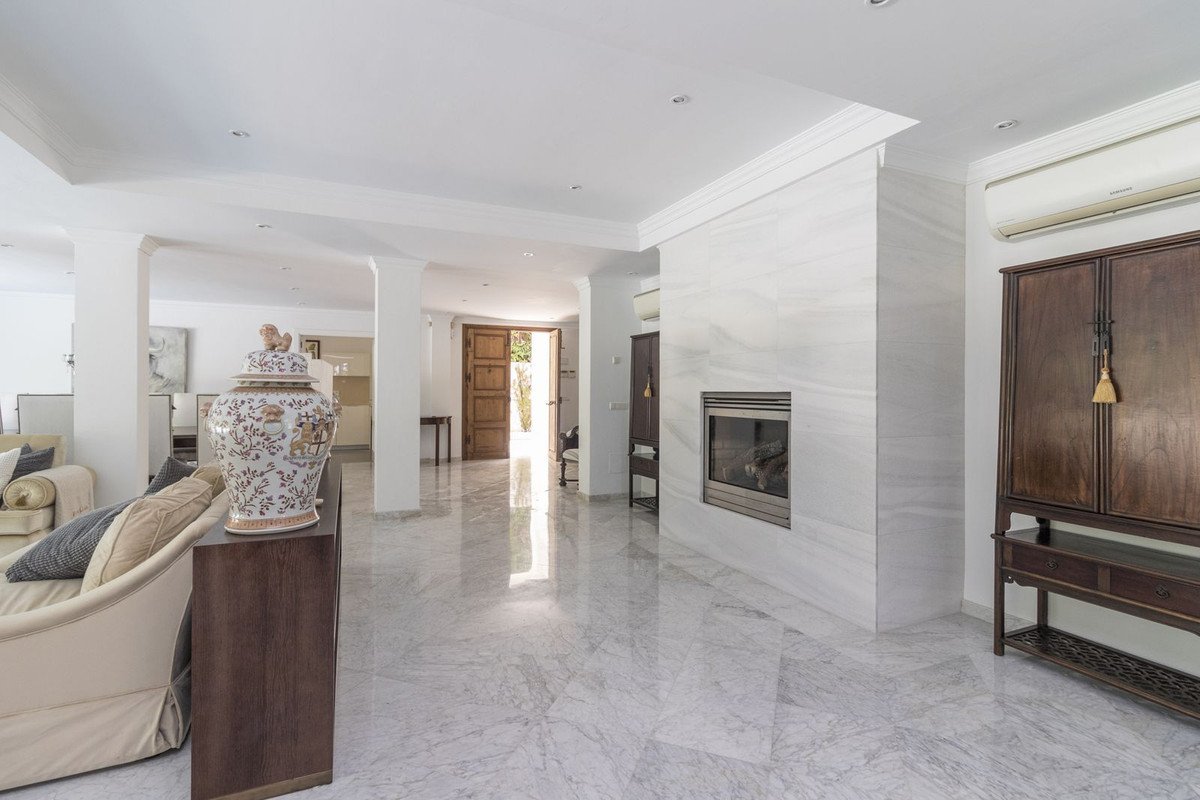 5 Bed Detached Villa in Los Monteros