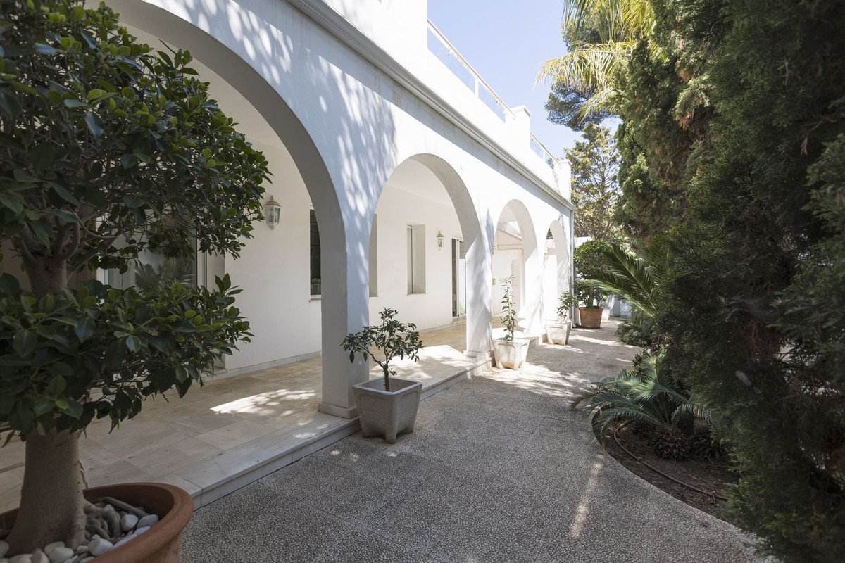 5 Bed Detached Villa in Los Monteros