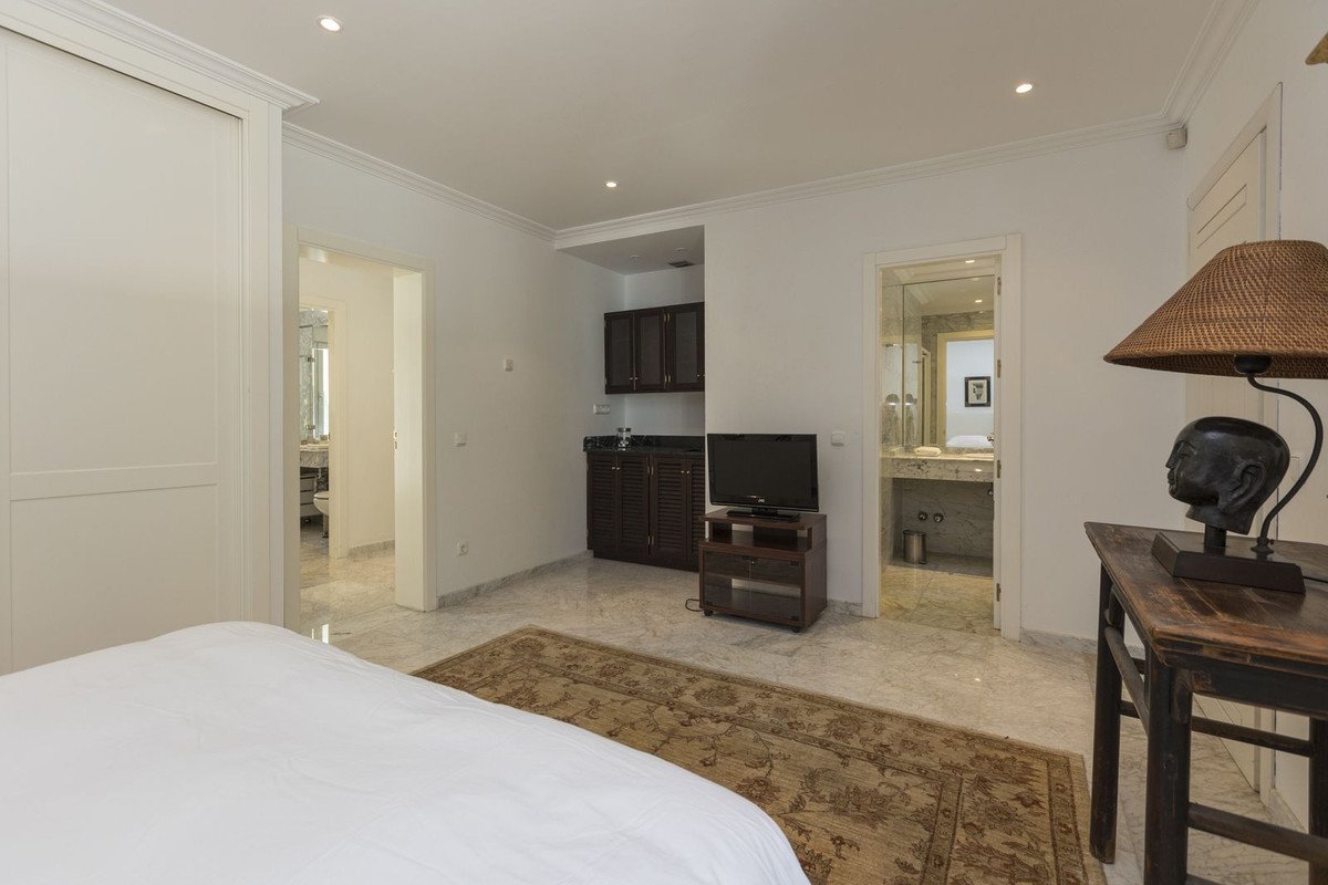 5 Bed Detached Villa in Los Monteros