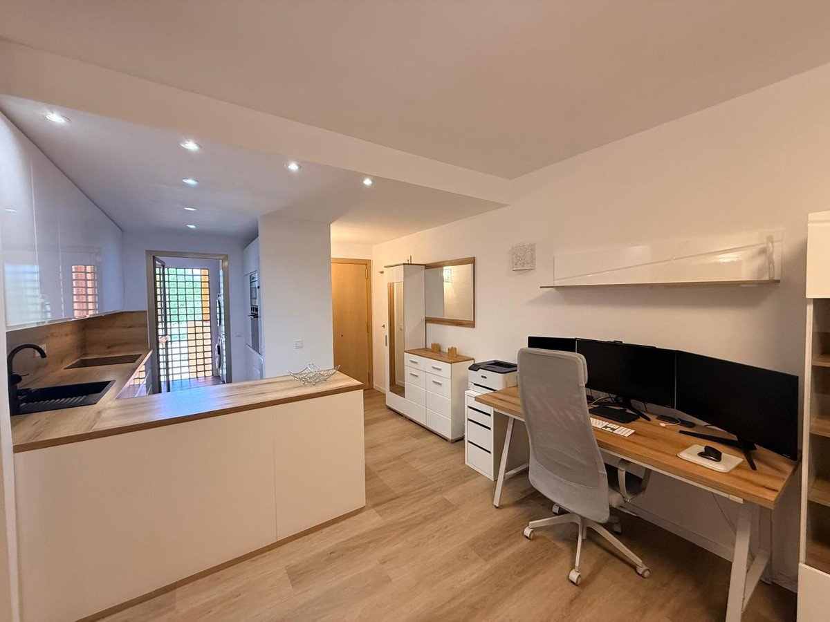 2 Bed Middle Floor Apartment in Estepona