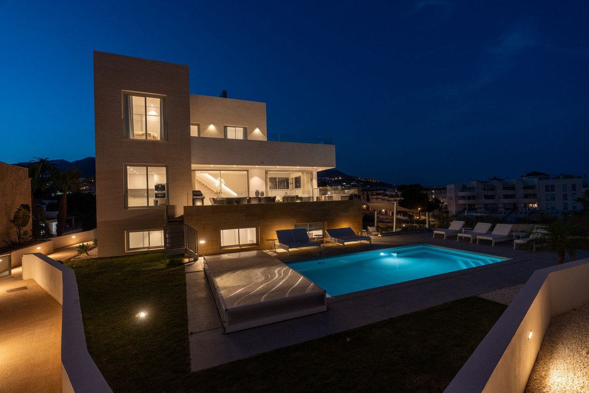 5 Bed Detached Villa in Higueron