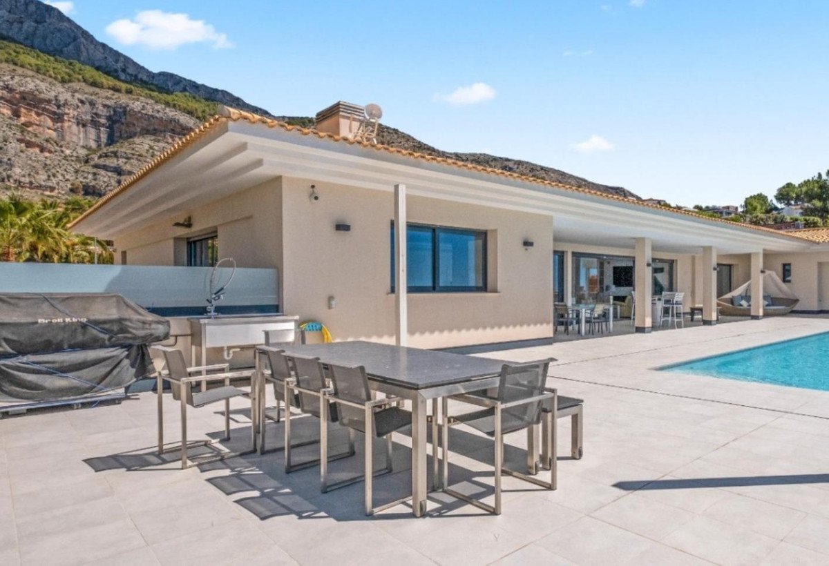 5 Bed Detached Villa in Altea