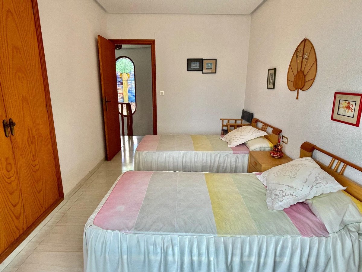 5 Bed Detached Villa in Santa Pola