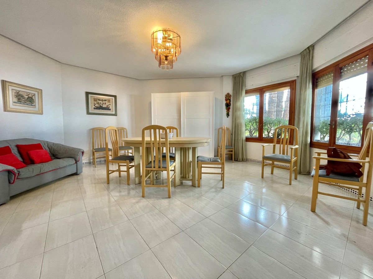 5 Bed Detached Villa in Santa Pola