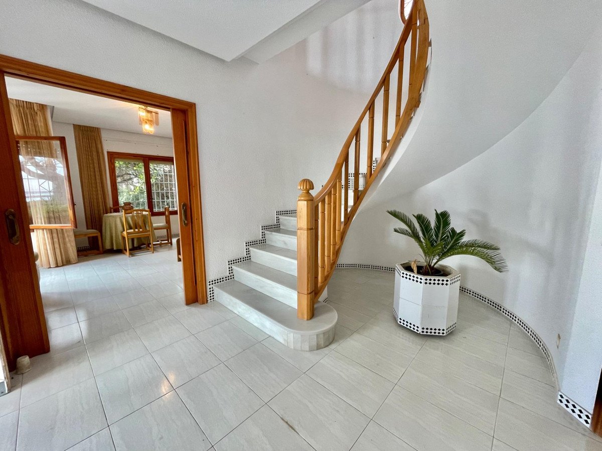 5 Bed Detached Villa in Santa Pola