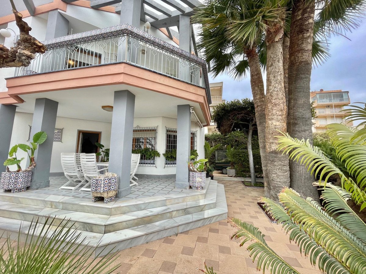 5 Bed Detached Villa in Santa Pola