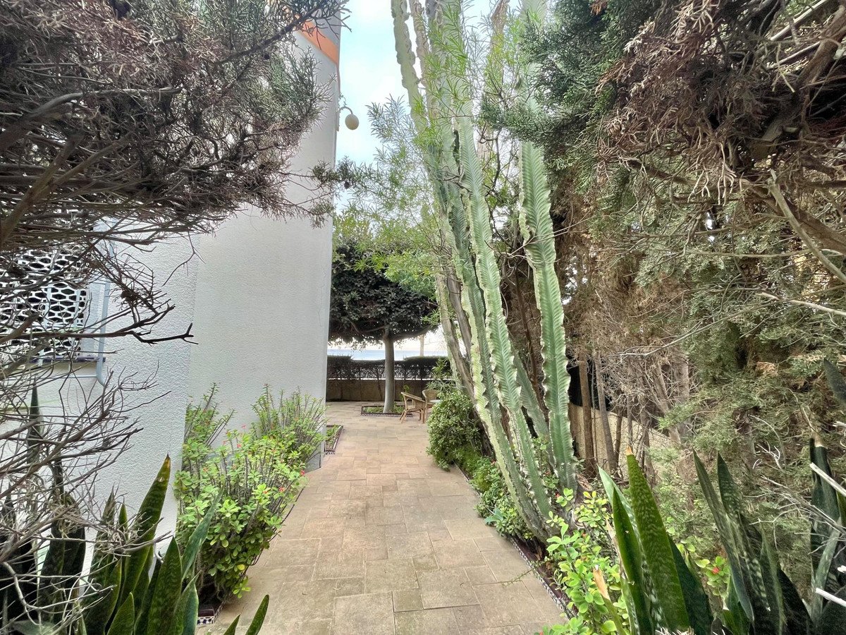 5 Bed Detached Villa in Santa Pola