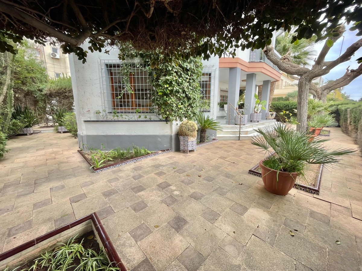 5 Bed Detached Villa in Santa Pola