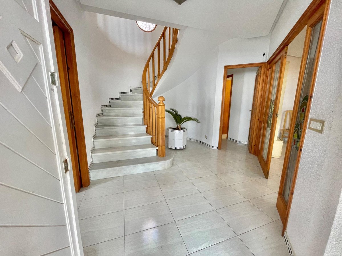5 Bed Detached Villa in Santa Pola