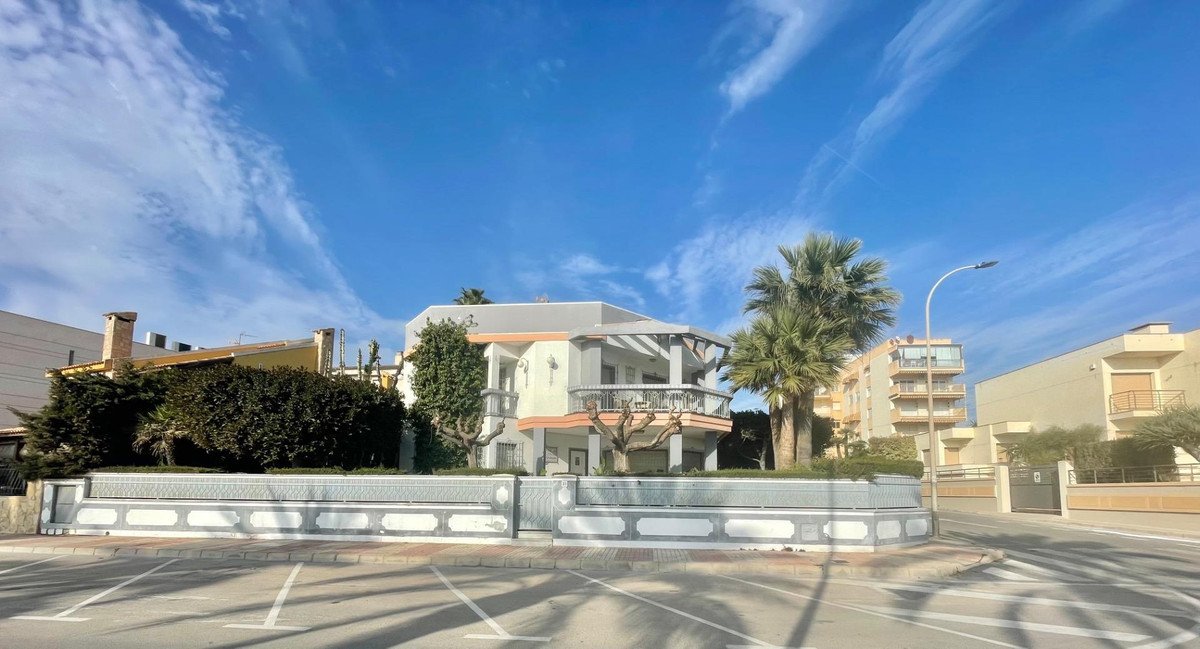 5 Bed Detached Villa in Santa Pola