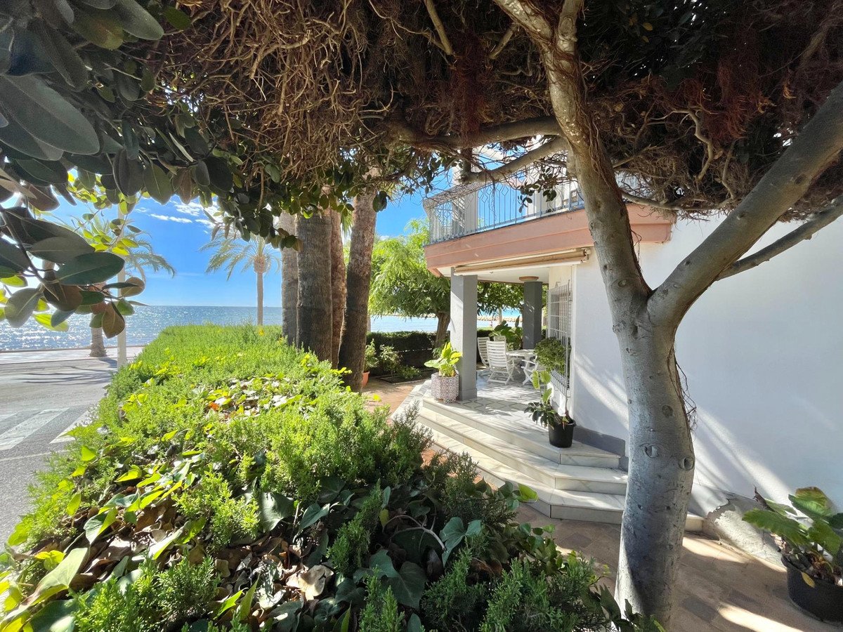 5 Bed Detached Villa in Santa Pola