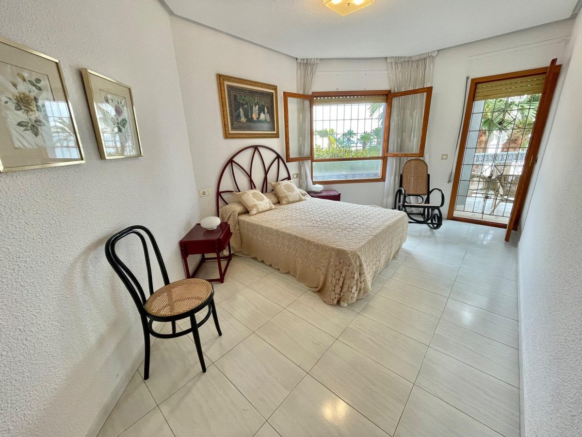 5 Bed Detached Villa in Santa Pola