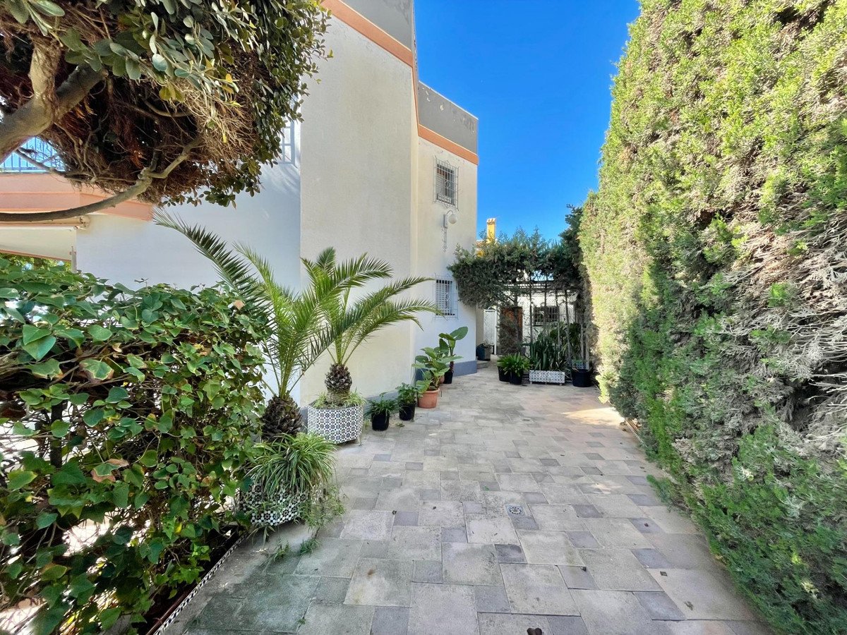 5 Bed Detached Villa in Santa Pola