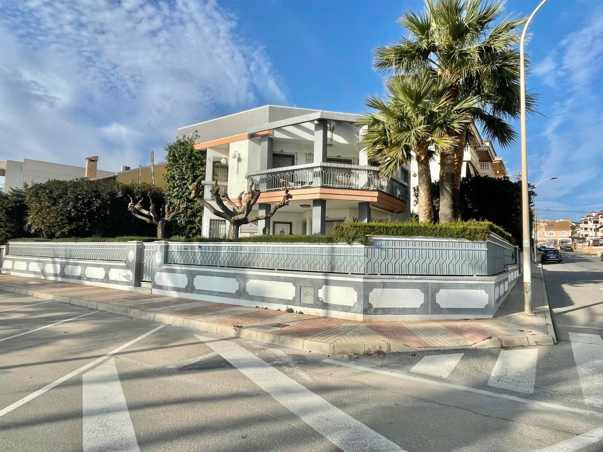 5 Bed Detached Villa in Santa Pola