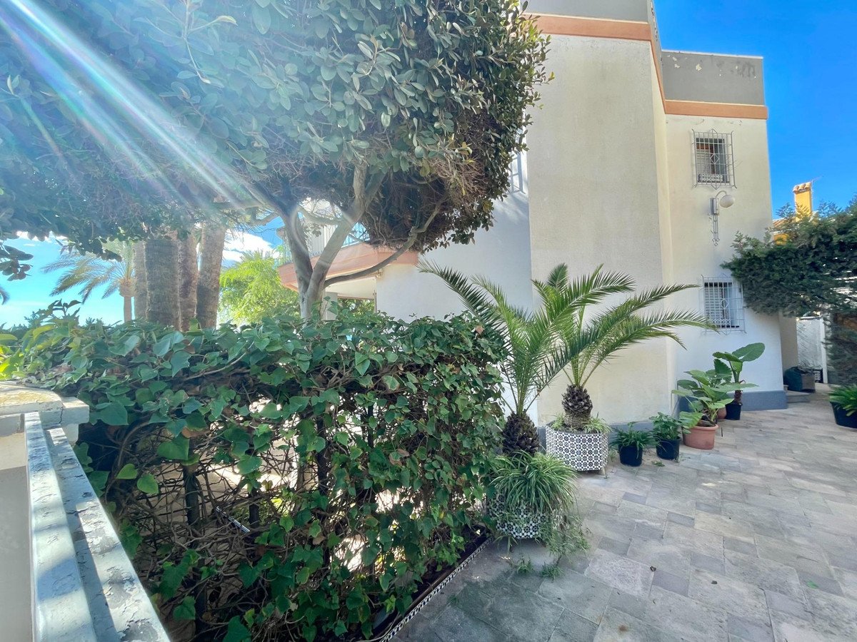 5 Bed Detached Villa in Santa Pola