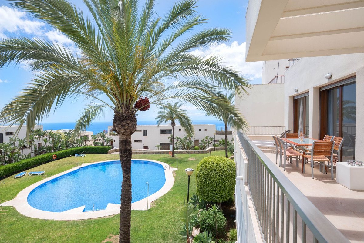 3 Bed Middle Floor Apartment in Altos de los Monteros