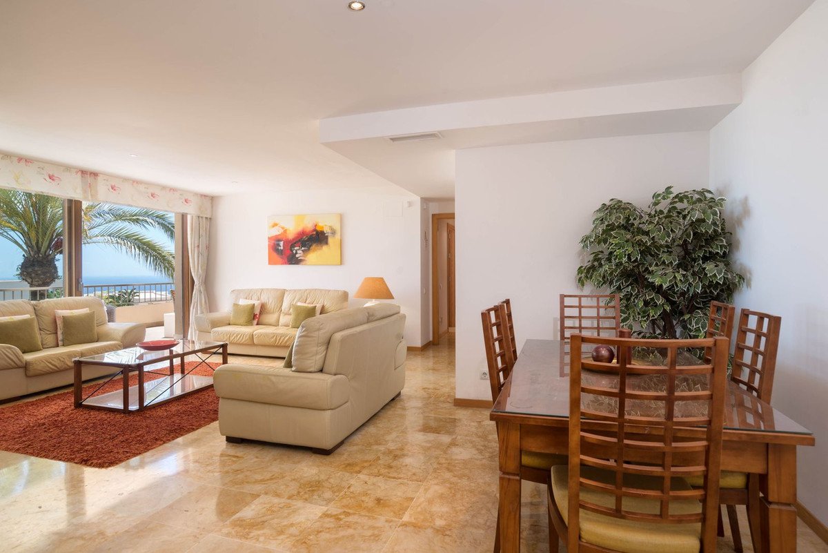3 Bed Middle Floor Apartment in Altos de los Monteros