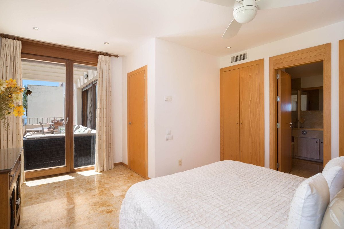 3 Bed Middle Floor Apartment in Altos de los Monteros