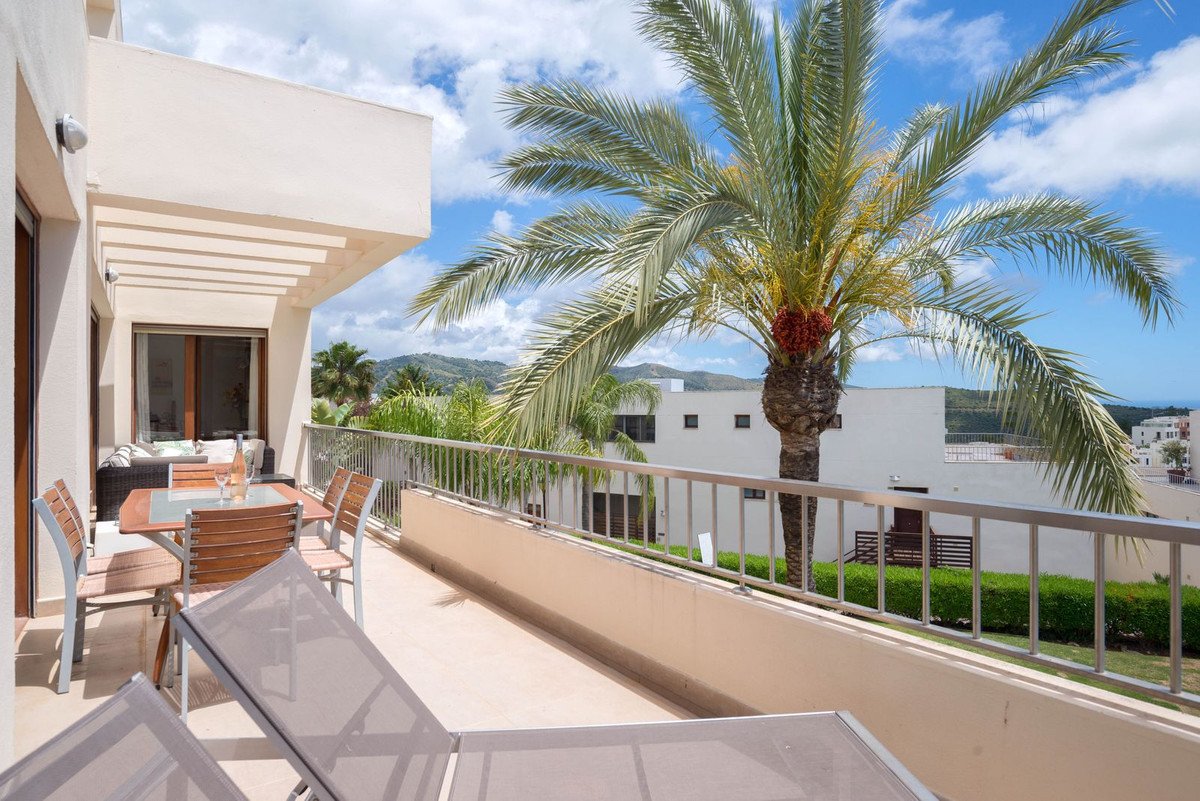 3 Bed Middle Floor Apartment in Altos de los Monteros