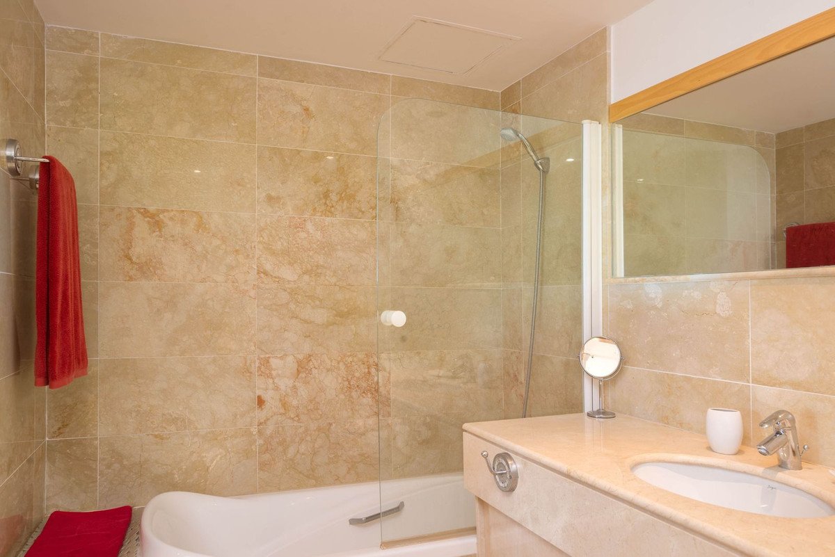 3 Bed Middle Floor Apartment in Altos de los Monteros