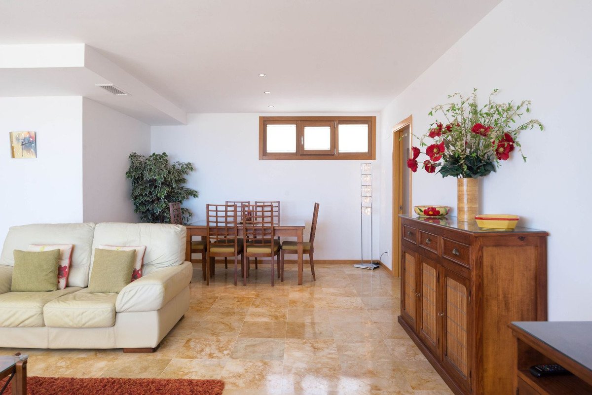 3 Bed Middle Floor Apartment in Altos de los Monteros