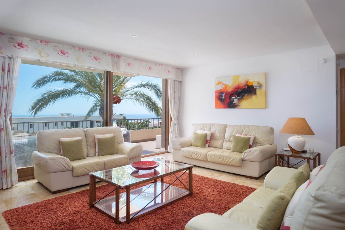 3 Bed Middle Floor Apartment in Altos de los Monteros