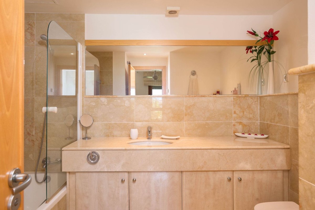 3 Bed Middle Floor Apartment in Altos de los Monteros