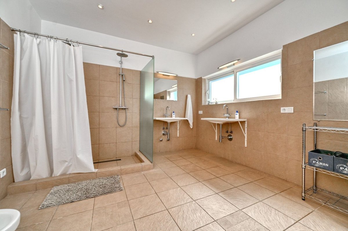 7 Bed Detached Villa in Algarrobo