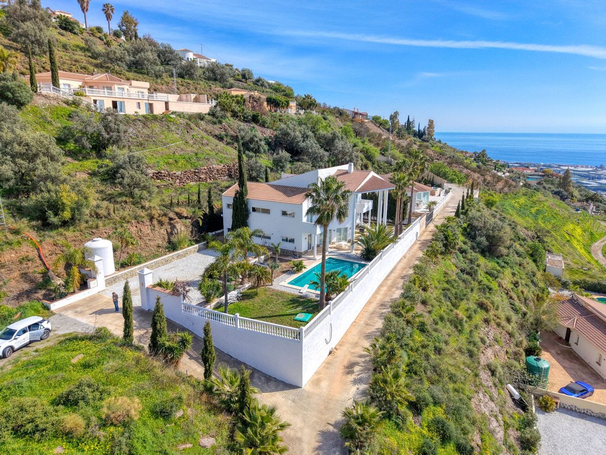 7 Bed Detached Villa in Algarrobo