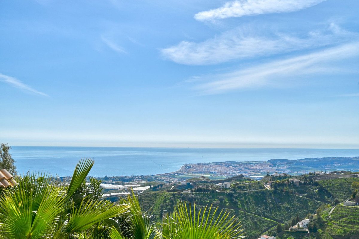 7 Bed Detached Villa in Algarrobo