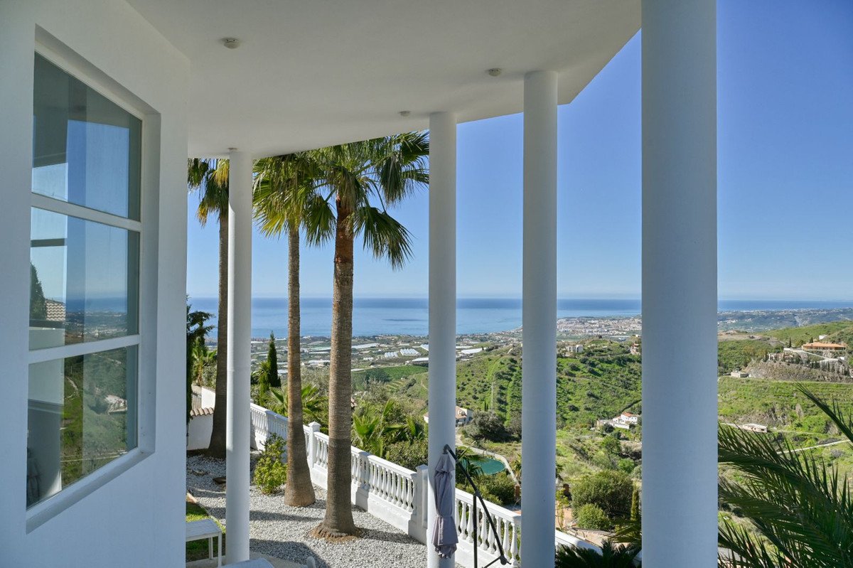 7 Bed Detached Villa in Algarrobo