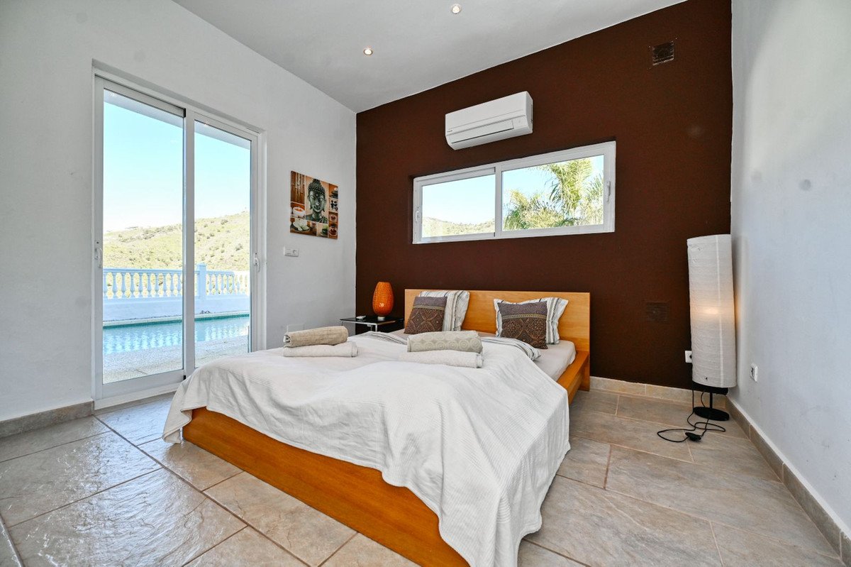 7 Bed Detached Villa in Algarrobo