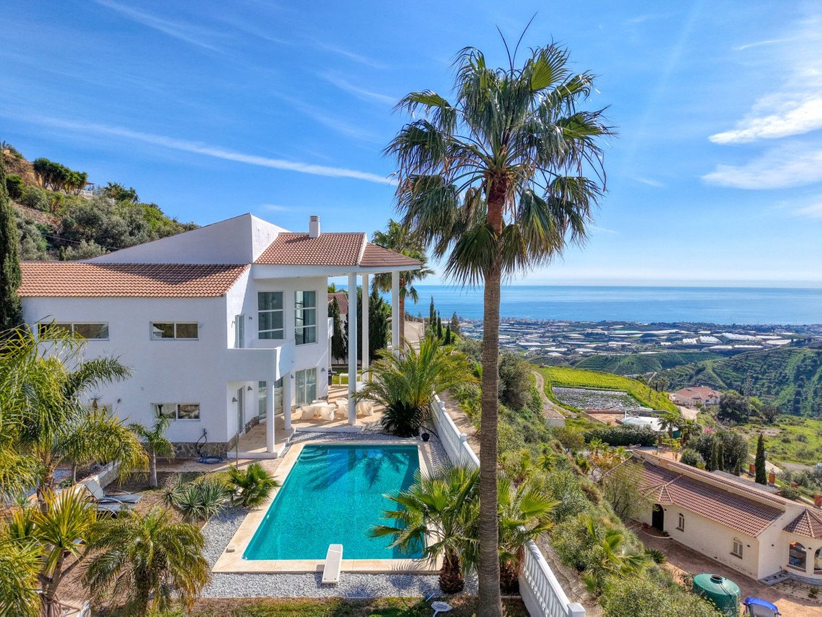 7 Bed Detached Villa in Algarrobo