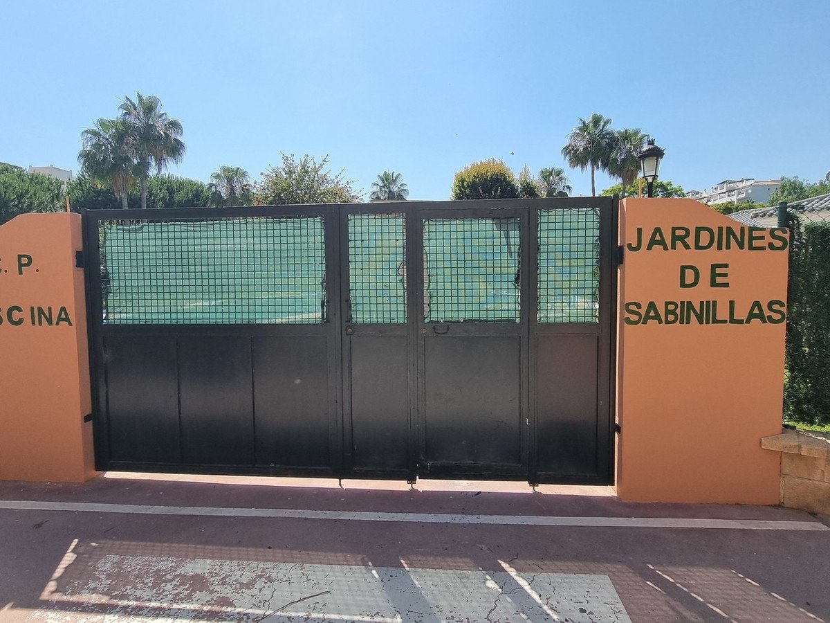 2 Bed Middle Floor Apartment in San Luis de Sabinillas