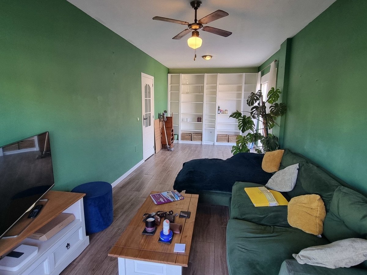 2 Bed Middle Floor Apartment in San Luis de Sabinillas