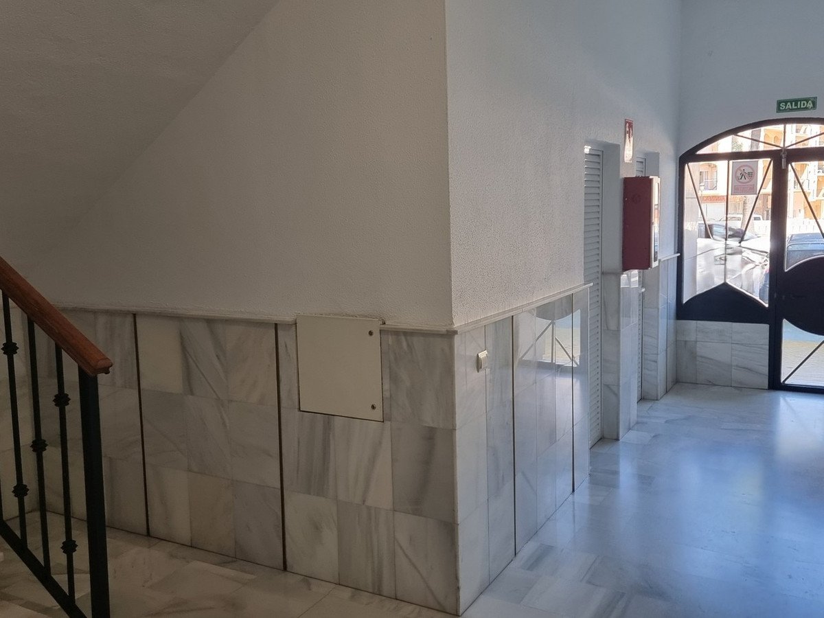 2 Bed Middle Floor Apartment in San Luis de Sabinillas