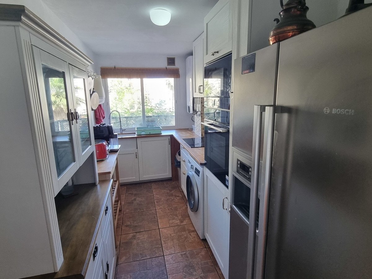 2 Bed Middle Floor Apartment in San Luis de Sabinillas