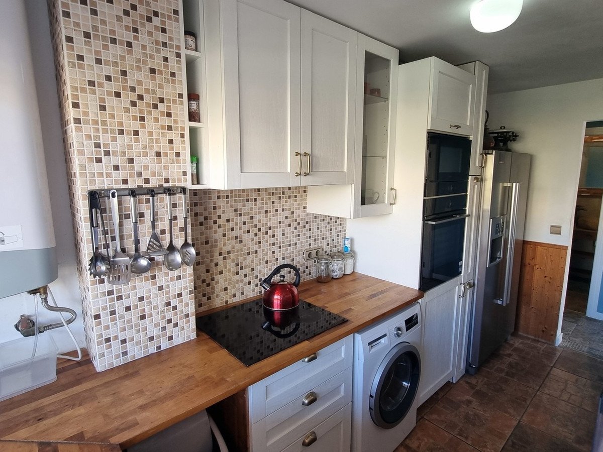 2 Bed Middle Floor Apartment in San Luis de Sabinillas