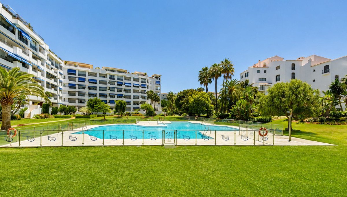 3 Bed Middle Floor Apartment in Puerto Banús