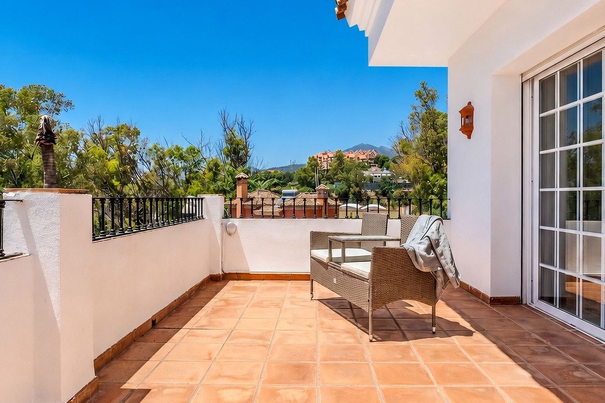 4 Bed Semi-Detached House in Nueva Andalucía
