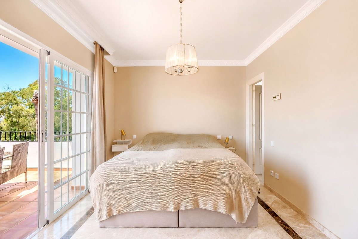4 Bed Semi-Detached House in Nueva Andalucía