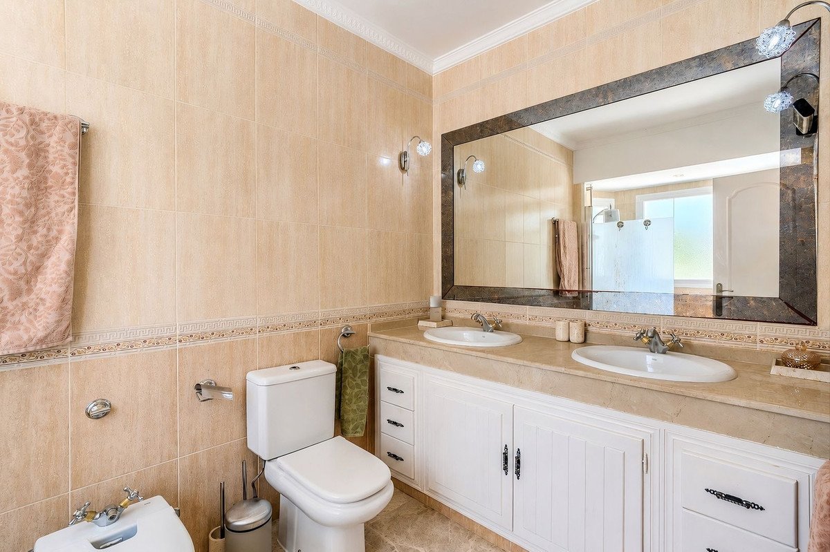 4 Bed Semi-Detached House in Nueva Andalucía