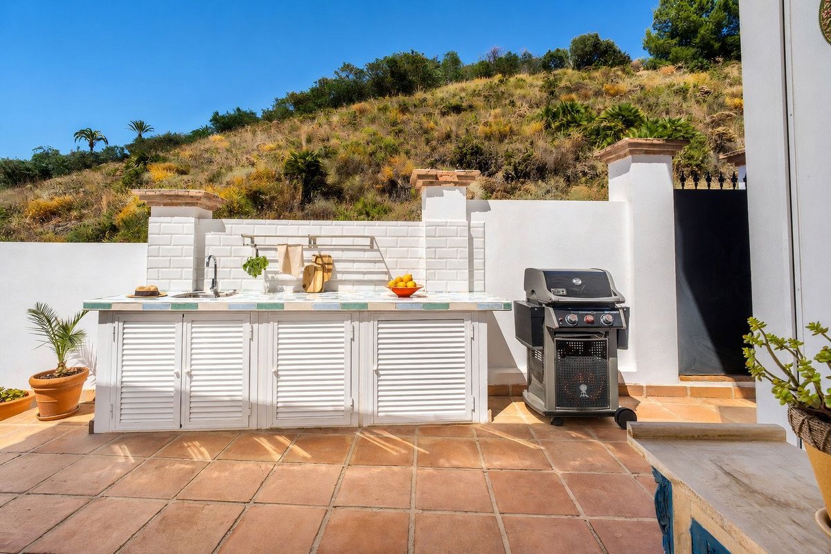 4 Bed Semi-Detached House in Nueva Andalucía