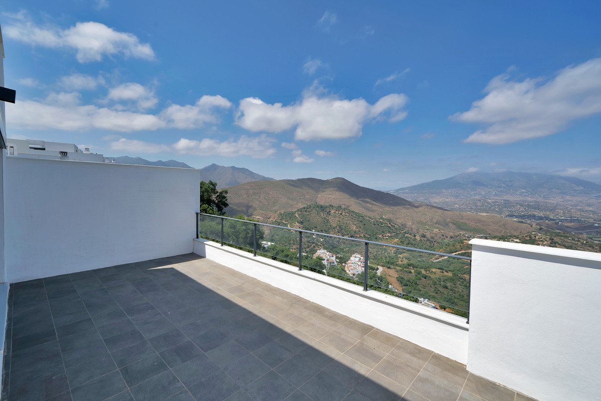 4 Bed Semi-Detached House in La Mairena
