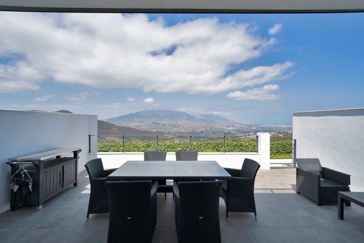 4 Bed Semi-Detached House in La Mairena